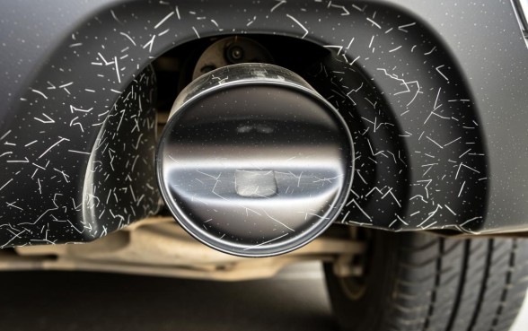 车靠近保险杠的下面裂了一个小口子是什么