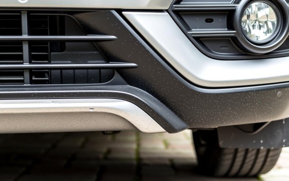 车靠近保险杠的下面裂了一个小口子是什么