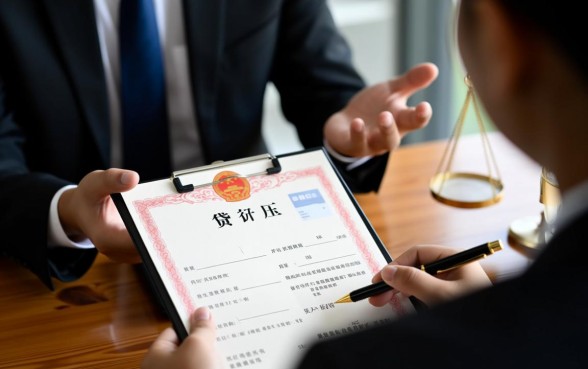 买房贷款房产证是压给银行吗，房产证抵押给银行吗
